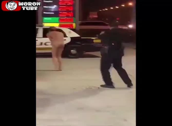 Video :A naked guy gives these two police officers a hard time